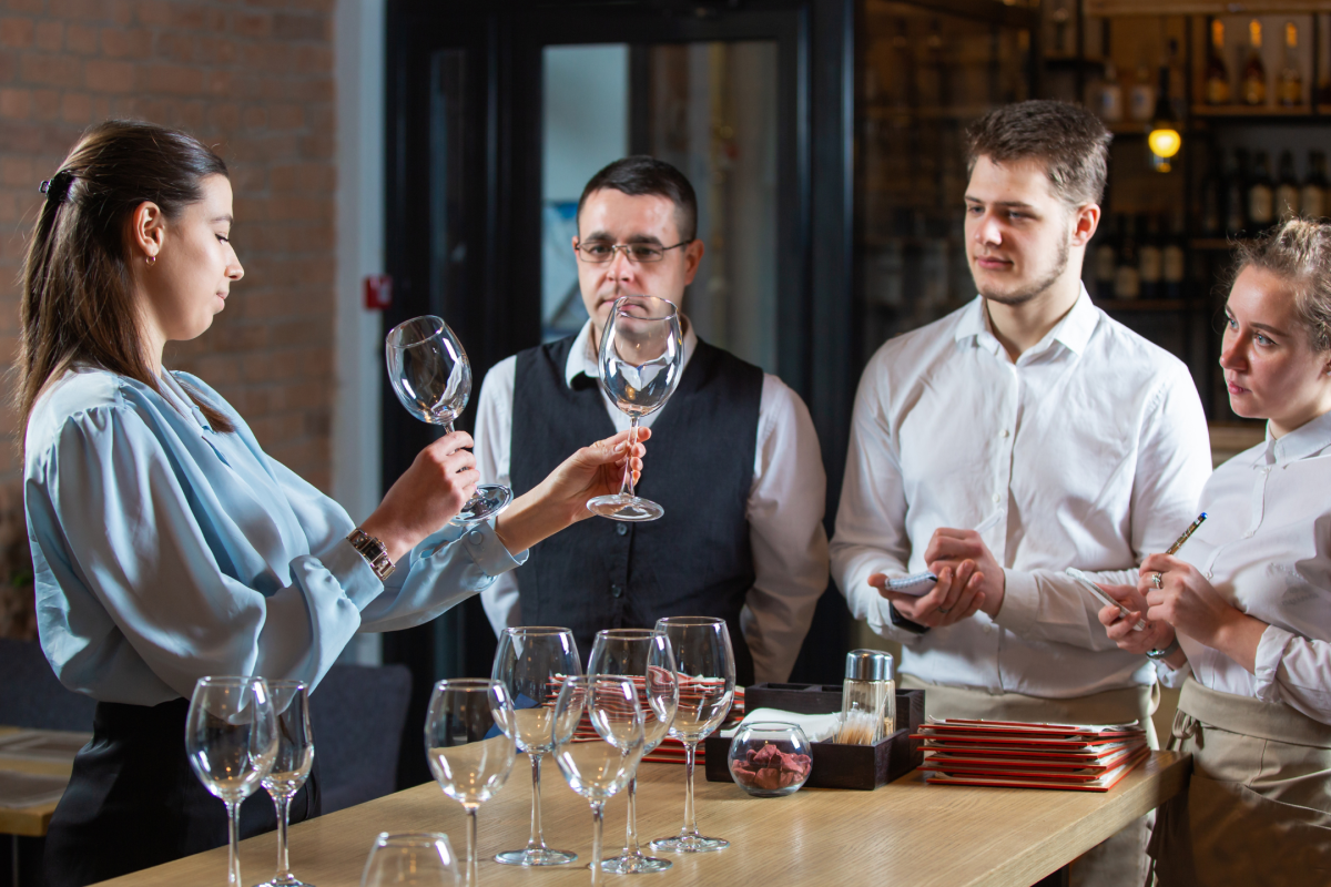 manager trains restaurant employees